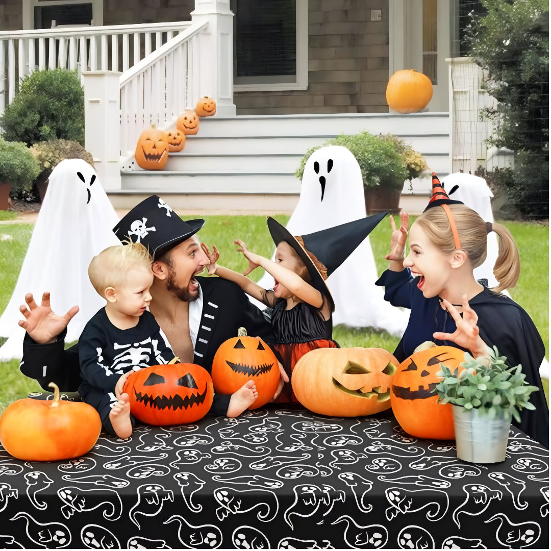 Mantel Halloween negro con fantasmas
