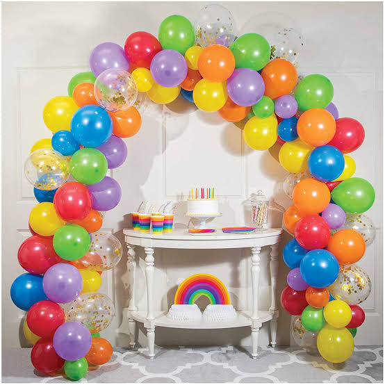 Arco o guirnalda de globos de colores para decoración de fiestas.